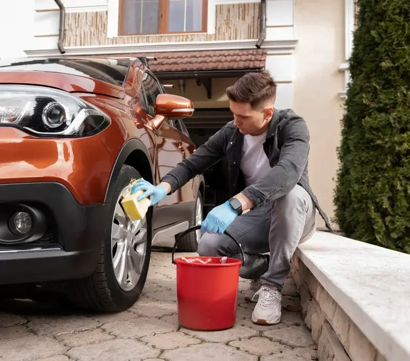 Lavage auto à domicile Écommoy : professionnel intervenant sur un véhicule